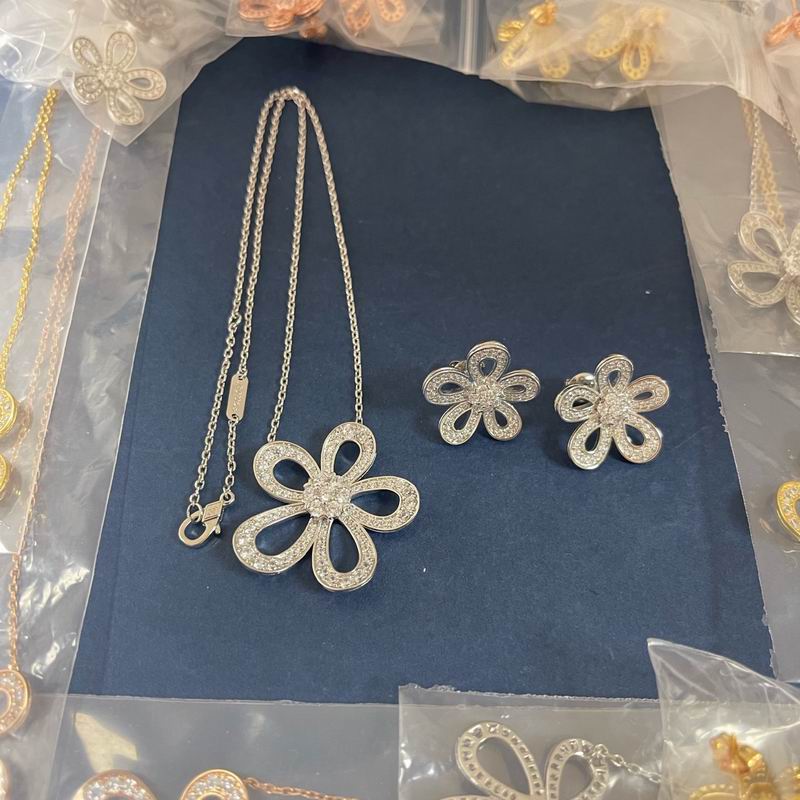 Van Cleef & Arpels suits 06yxh01